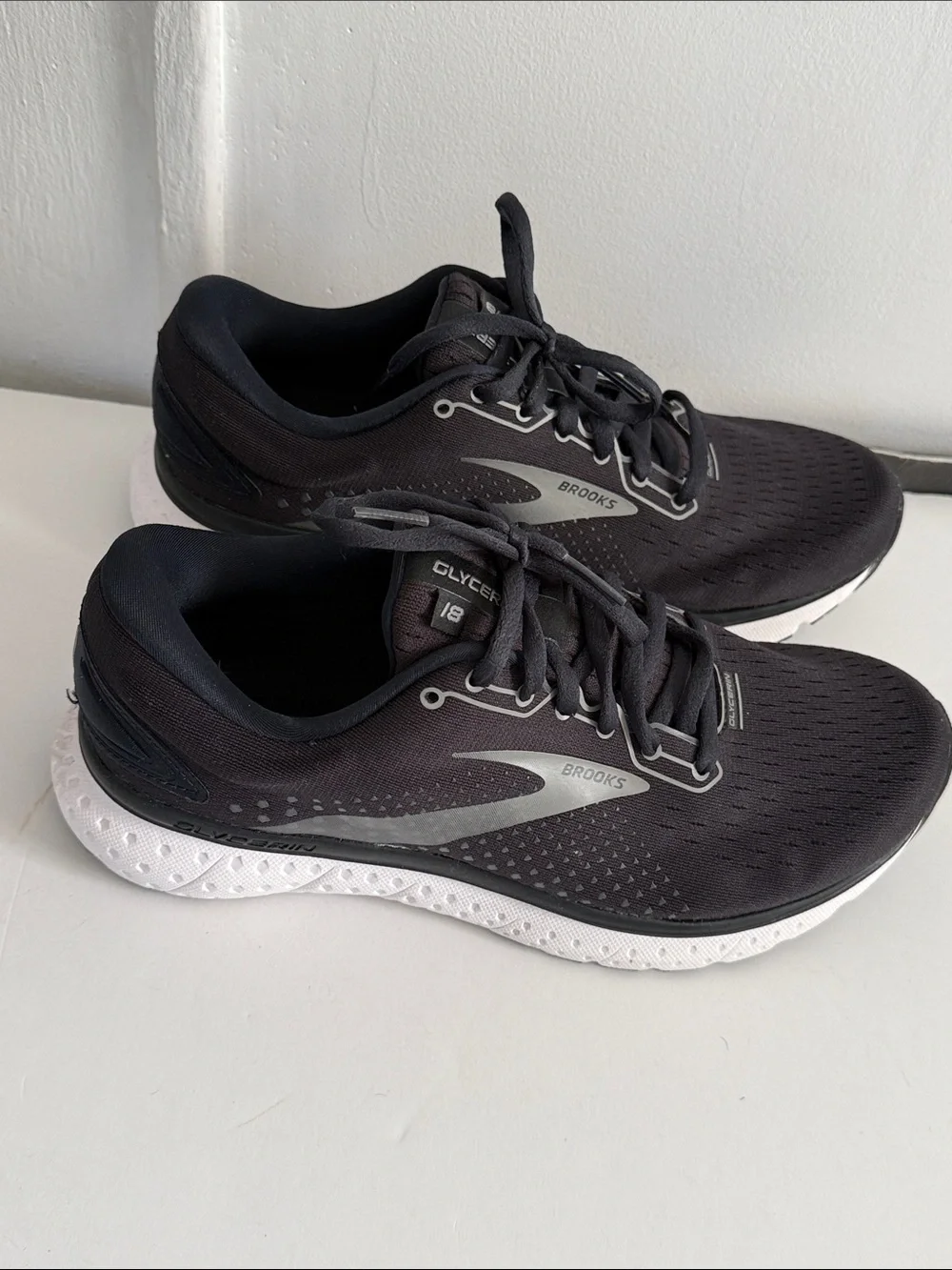 Brooks Women Black and White Running Shoes - Glycero 18  WE RUN  ON SCIENCE